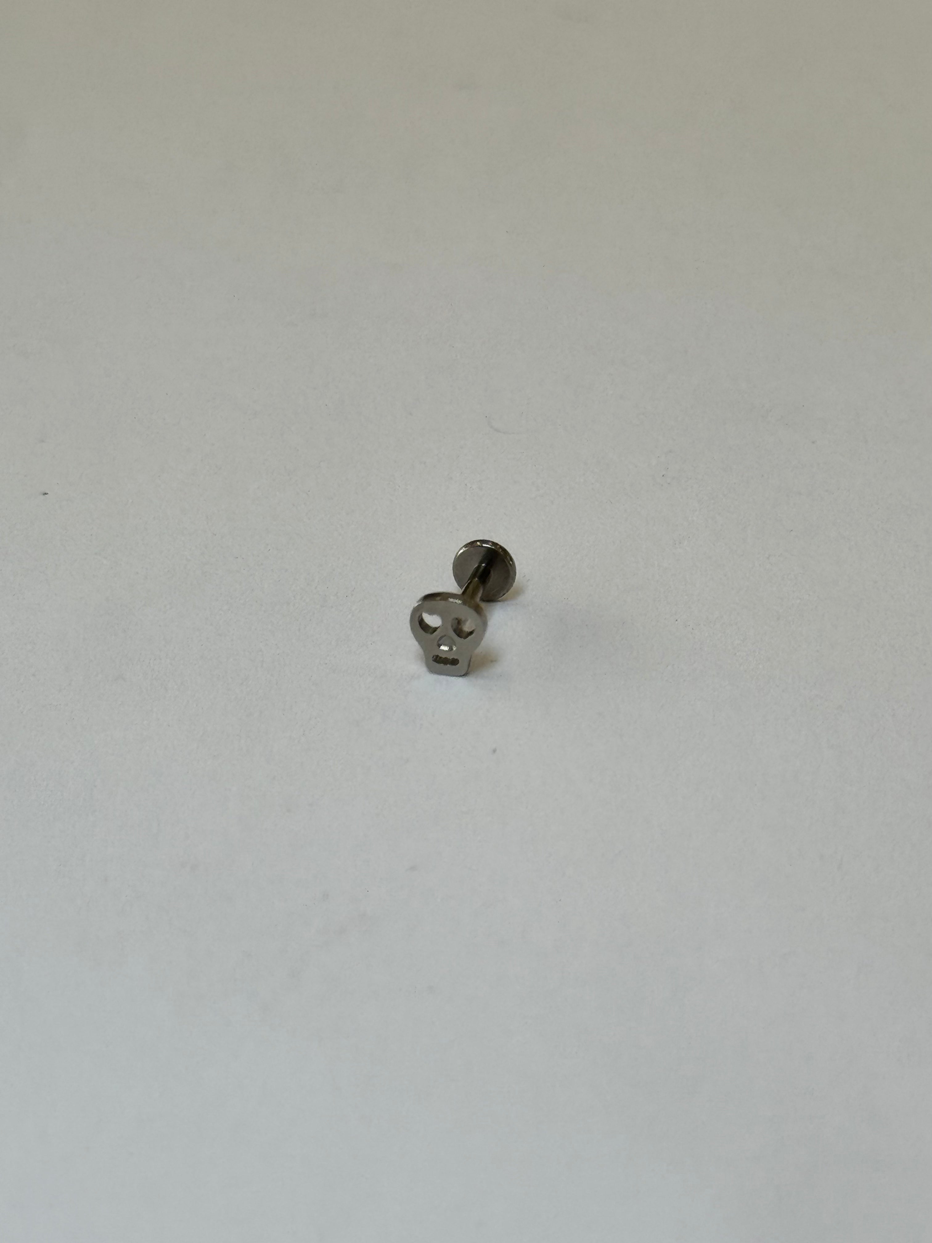 Labret Calavera Pequeña Plateada - piercings Mundo Chic