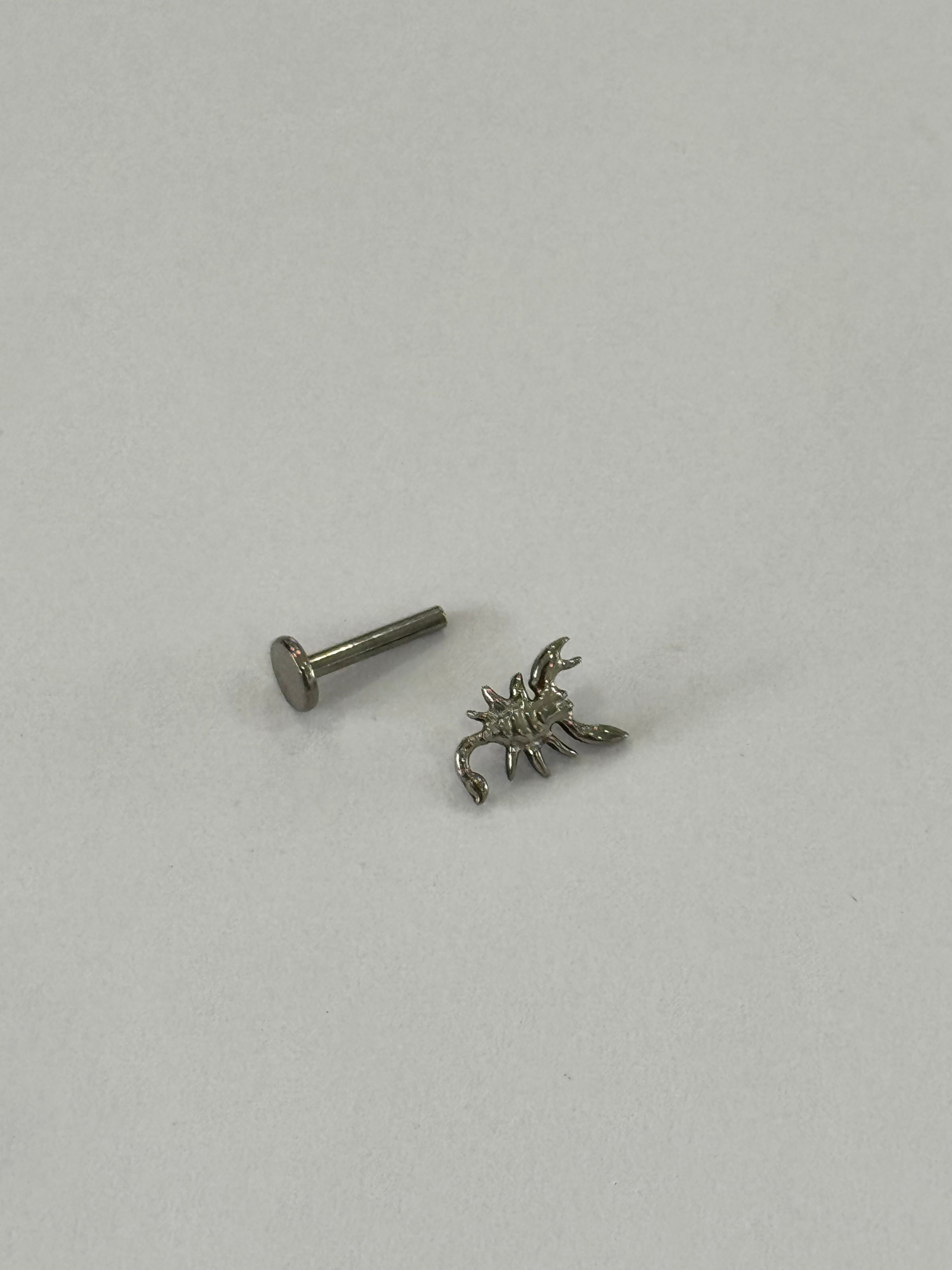 Piercing labret titanio 16G, alacrán plateado - piercings Mundo Chic