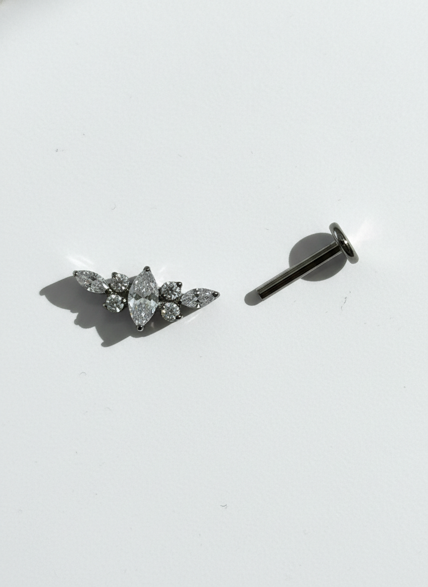 Piercing labret titanio 16G, combinacion de zirconias gota y circulo - piercings Mundo Chic