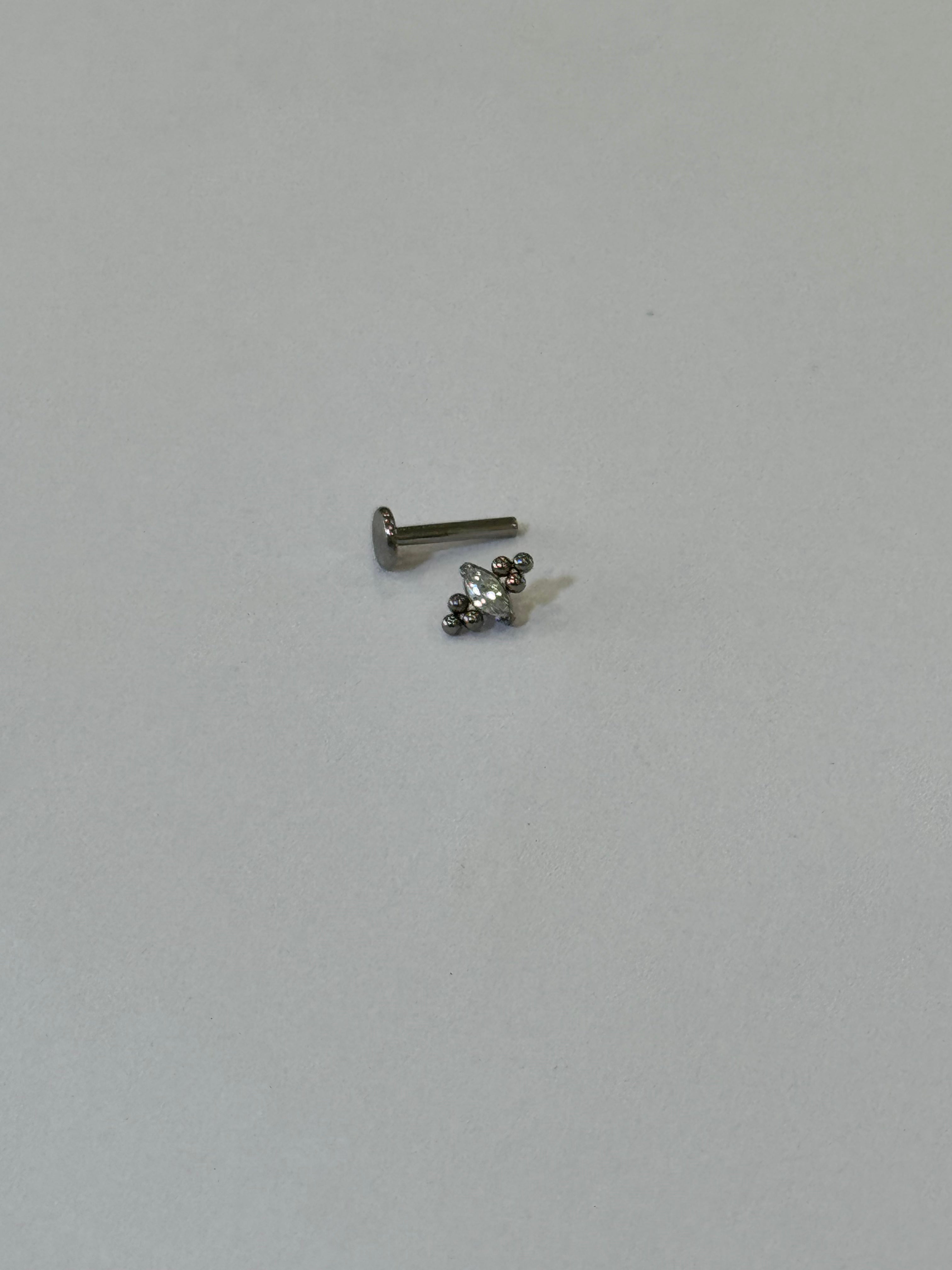Piercing labret titanio 16G, zirconia ovalo al centro y balines mini - piercings Mundo Chic