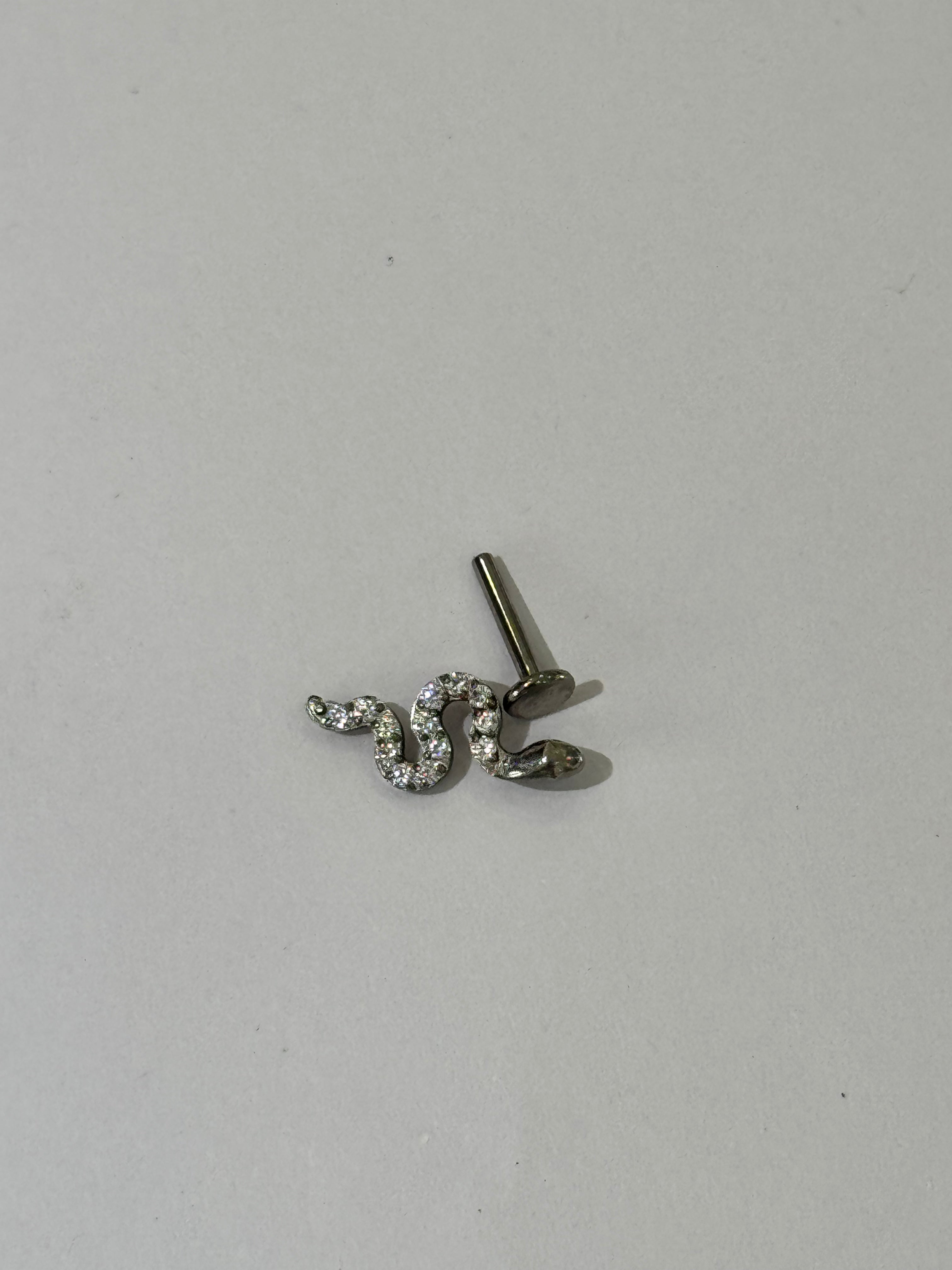 Piercing labret titanio 16G, serpiente con 13 zirconias - piercings Mundo Chic