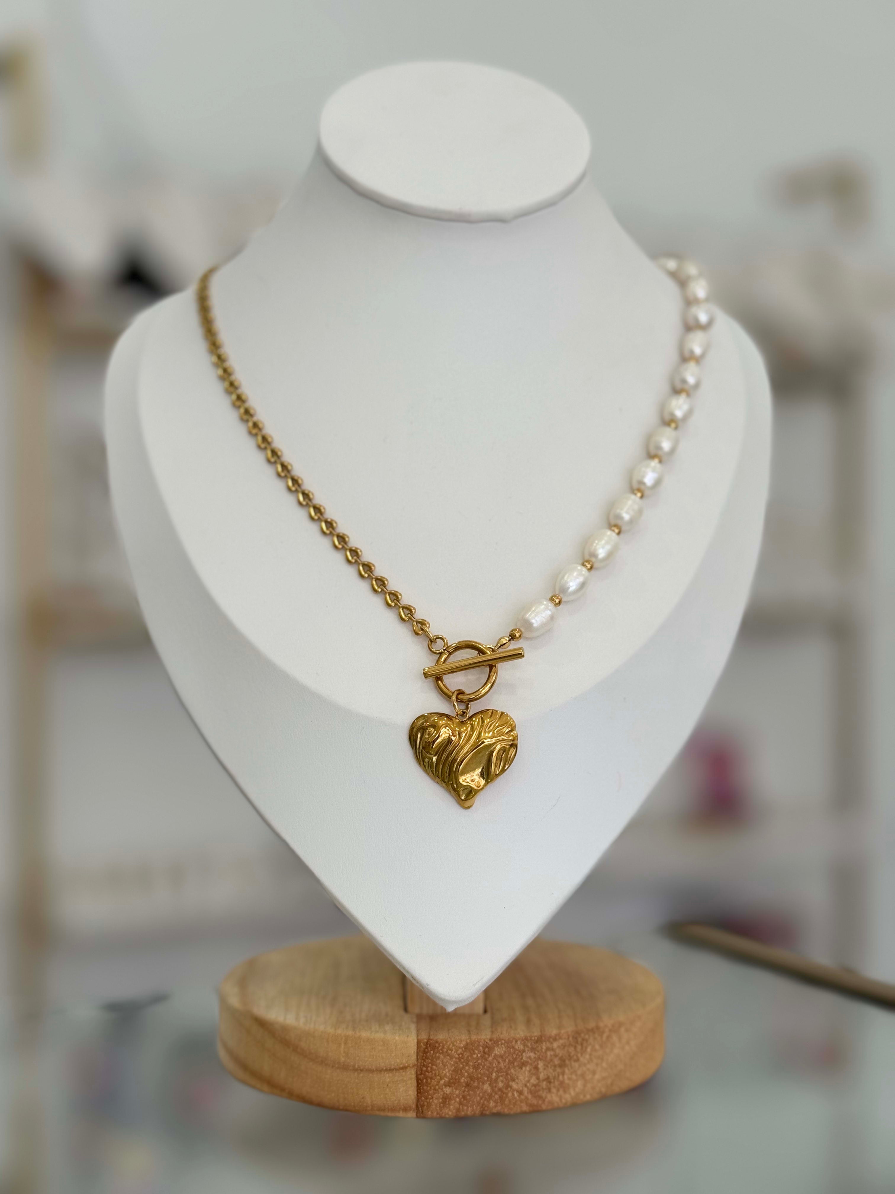 Collar mitad eslabones y perlas naturales con dije corazón. - collares Mundo Chic