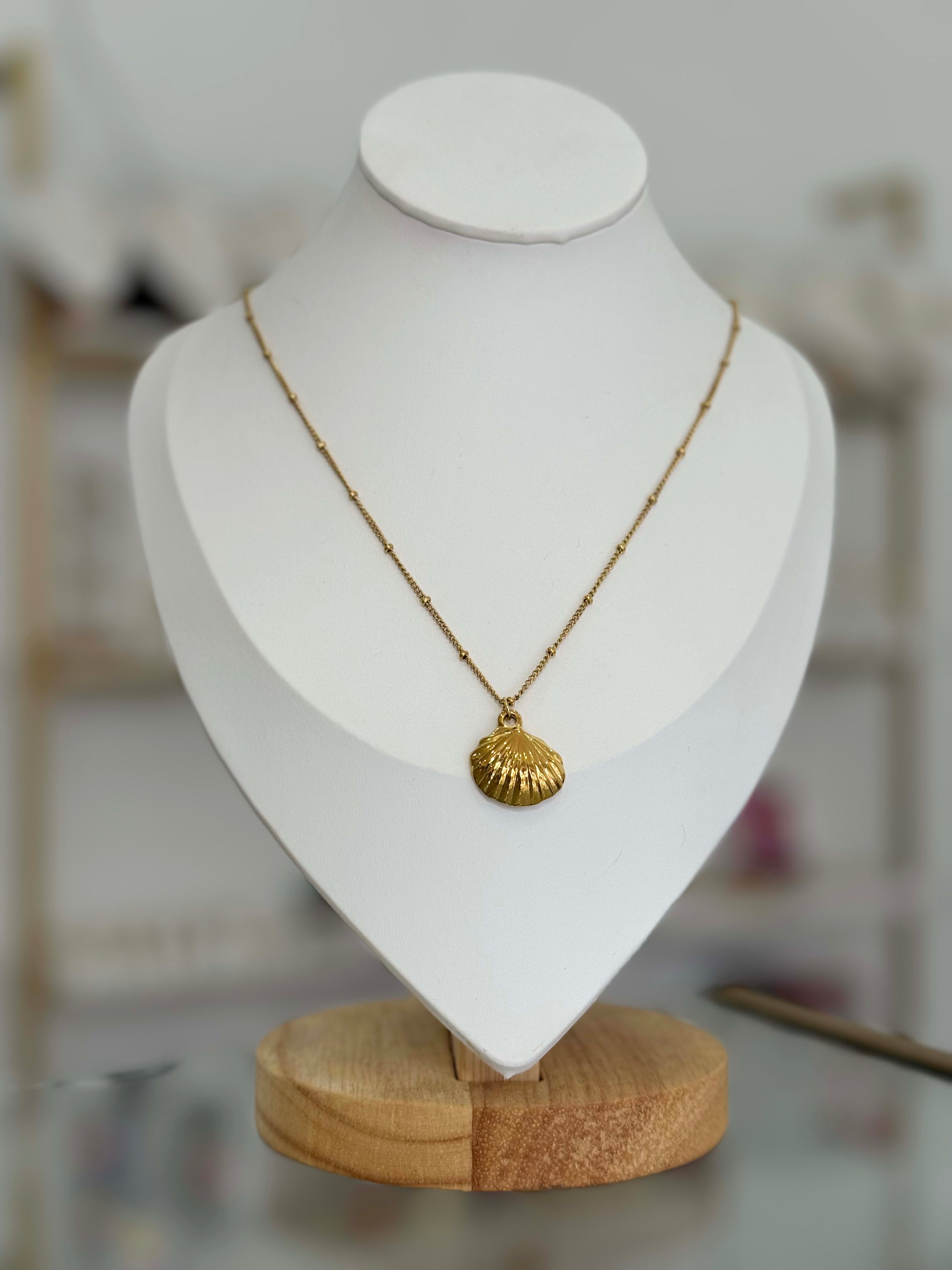 Collar cadena con bolitas y dije de concha marina. - collares Mundo Chic