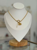 Collar dije sol, luna y perlas naturales sobre cierre timón. - collares Mundo Chic