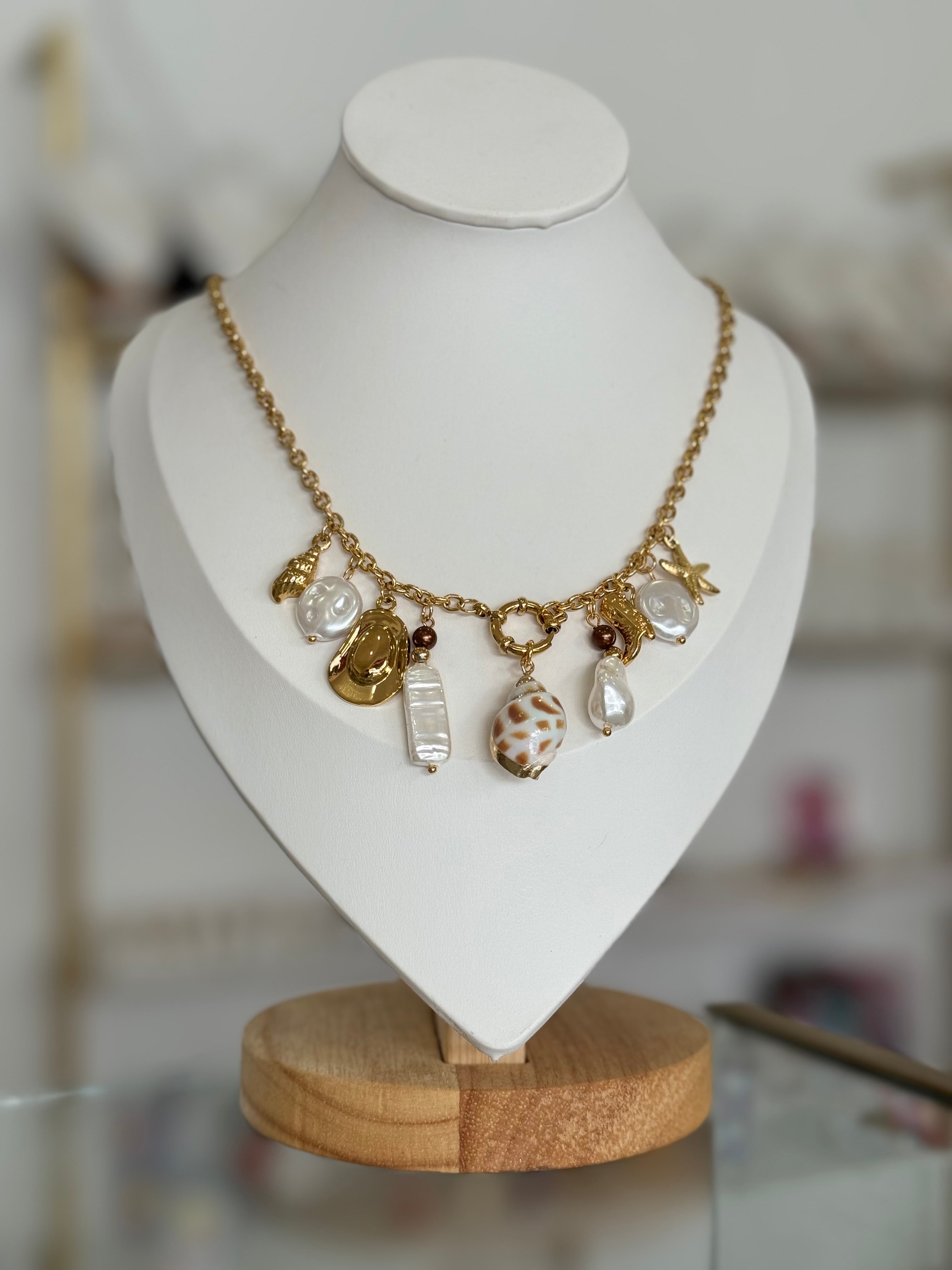 Collar dorado dijes grandes de mar - collares Mundo Chic