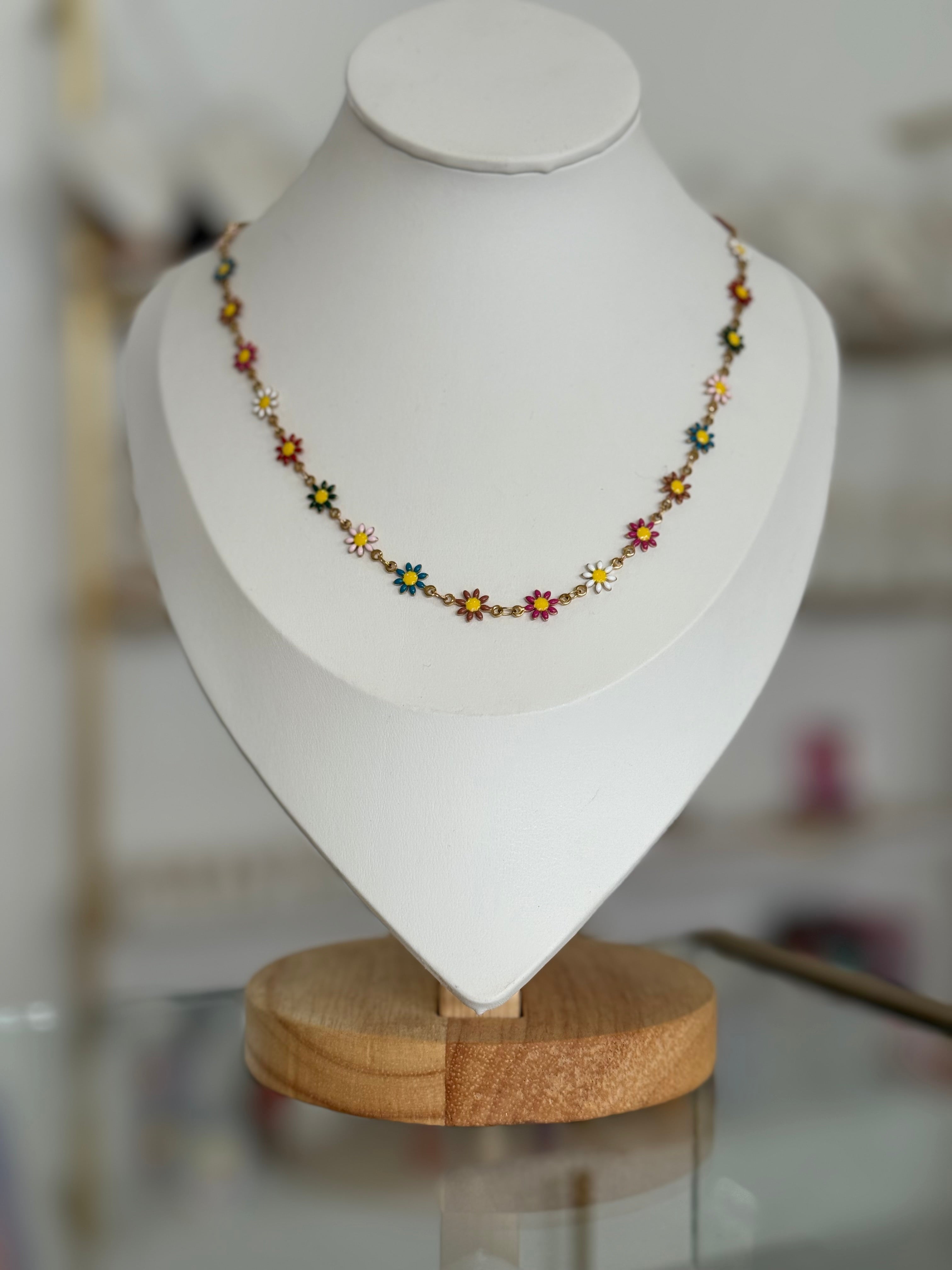 Collar dorado con flores de colores - collares Mundo Chic