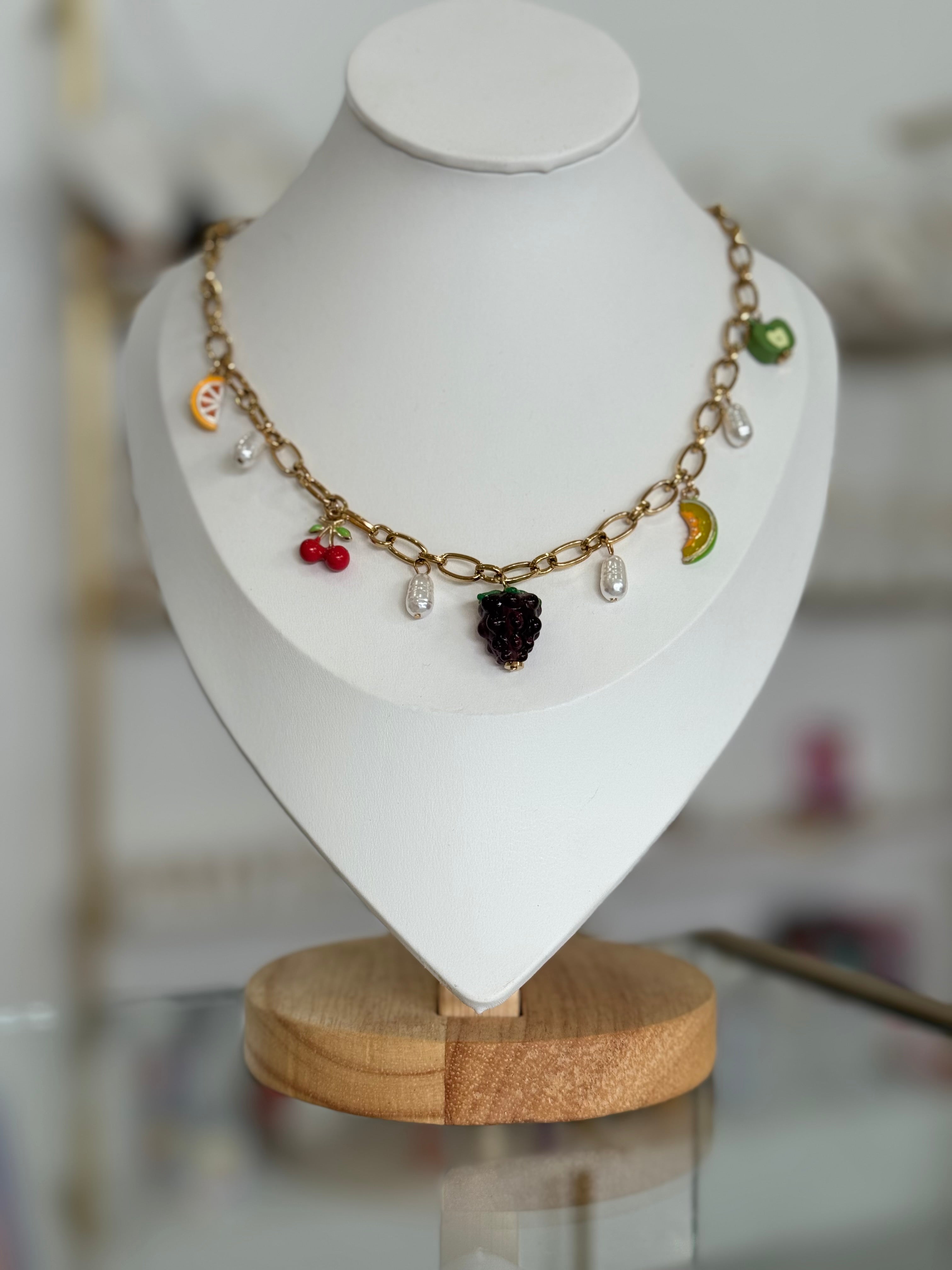 Collar dorado eslabones con dijes de frutas - collares Mundo Chic
