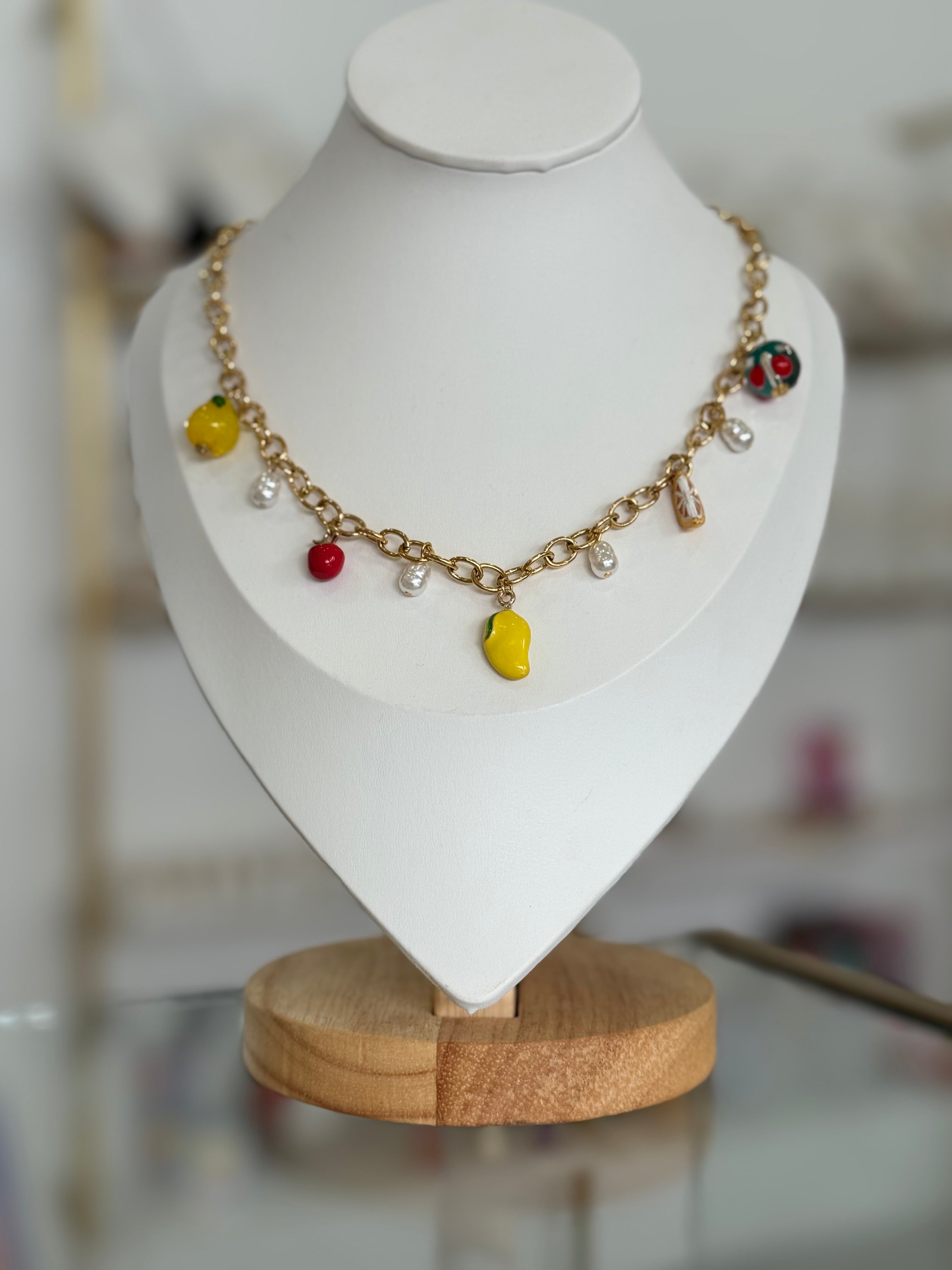 Collar dorado con dijes de frutas - collares Mundo Chic