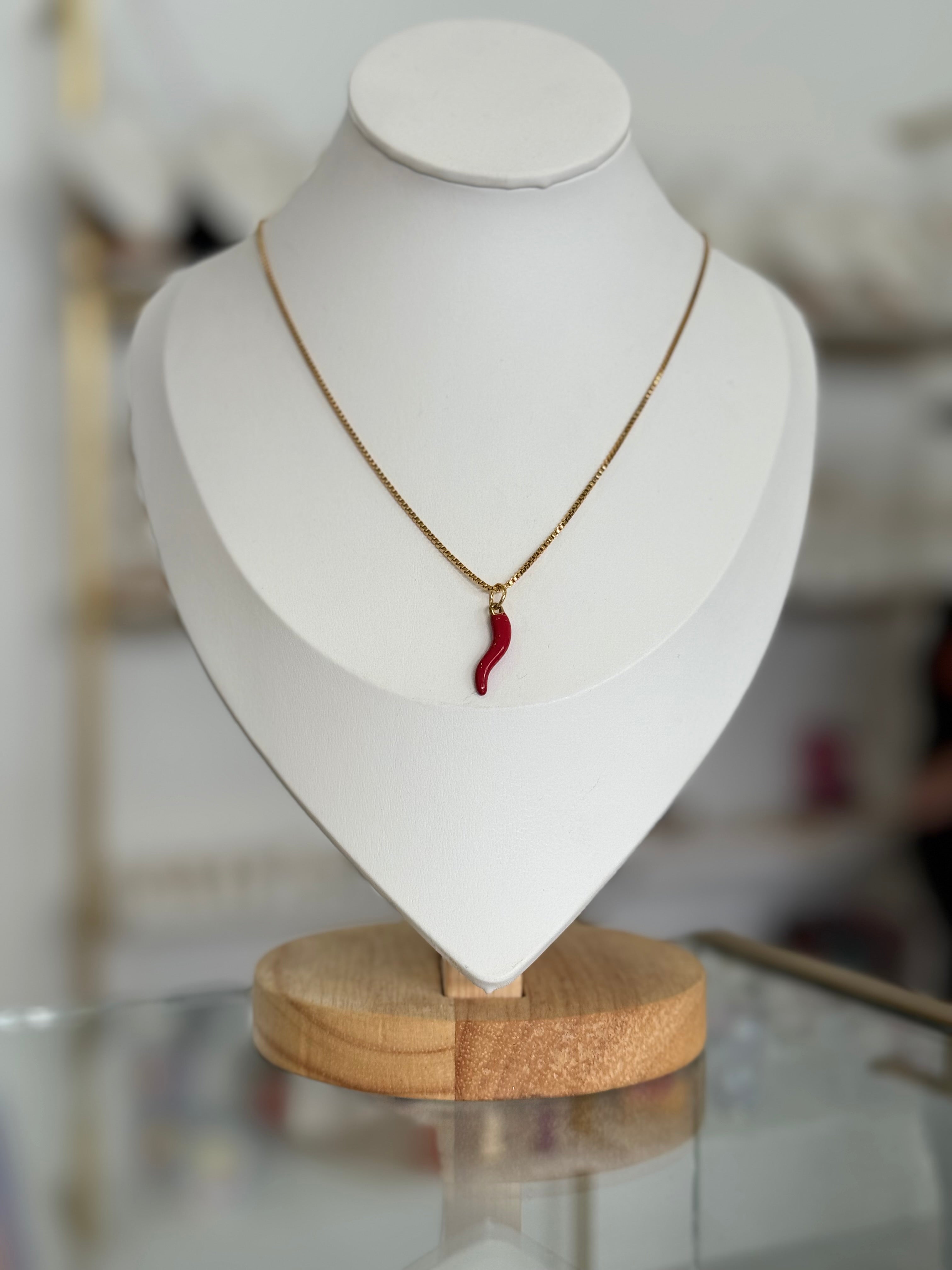 Collar dorado con dije corno rojo - collares Mundo Chic