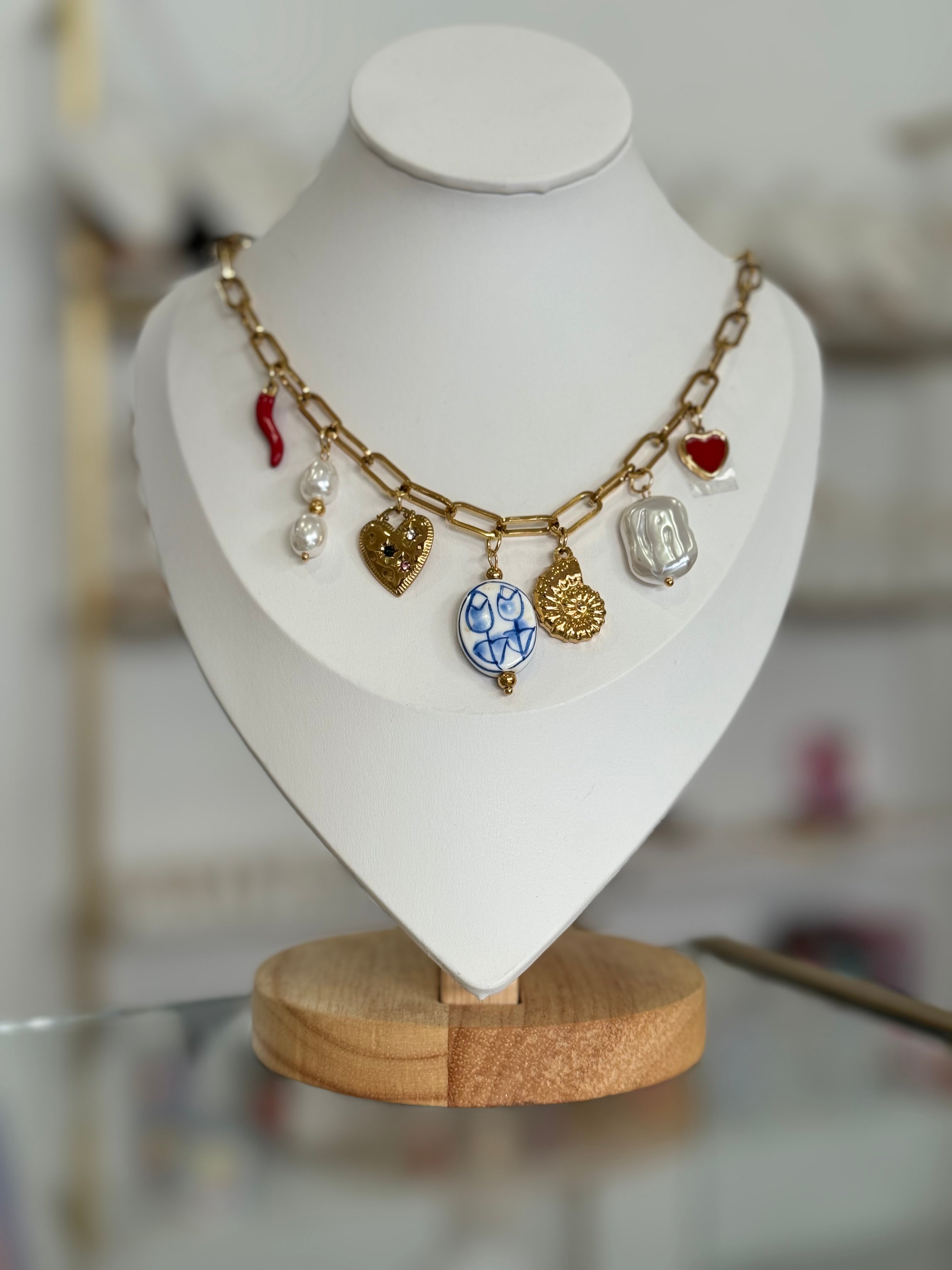 Collar dorado con dijes corno rojo y corazones - collares Mundo Chic