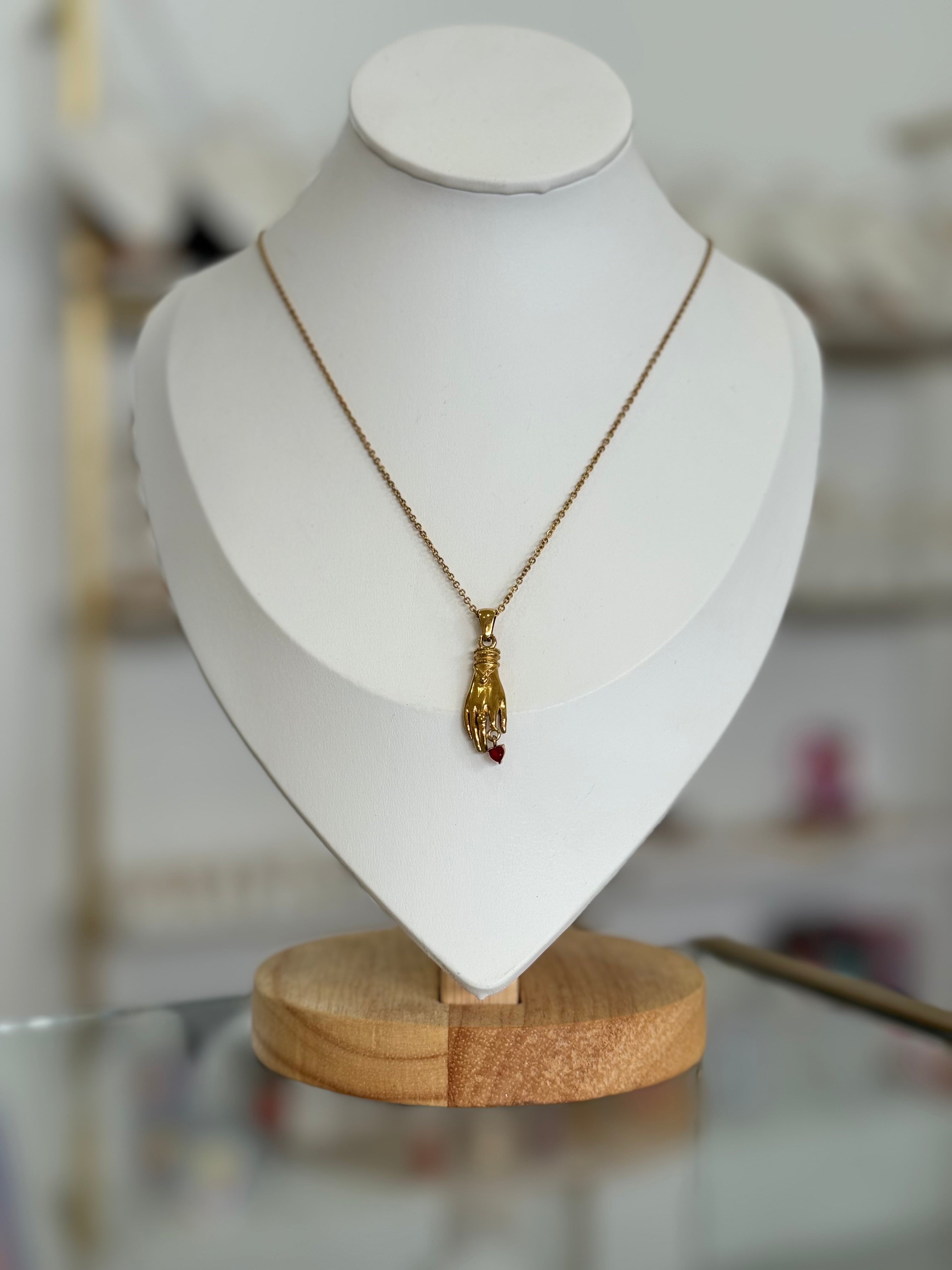 Collar dorado con dije de mano y corazón - collares Mundo Chic
