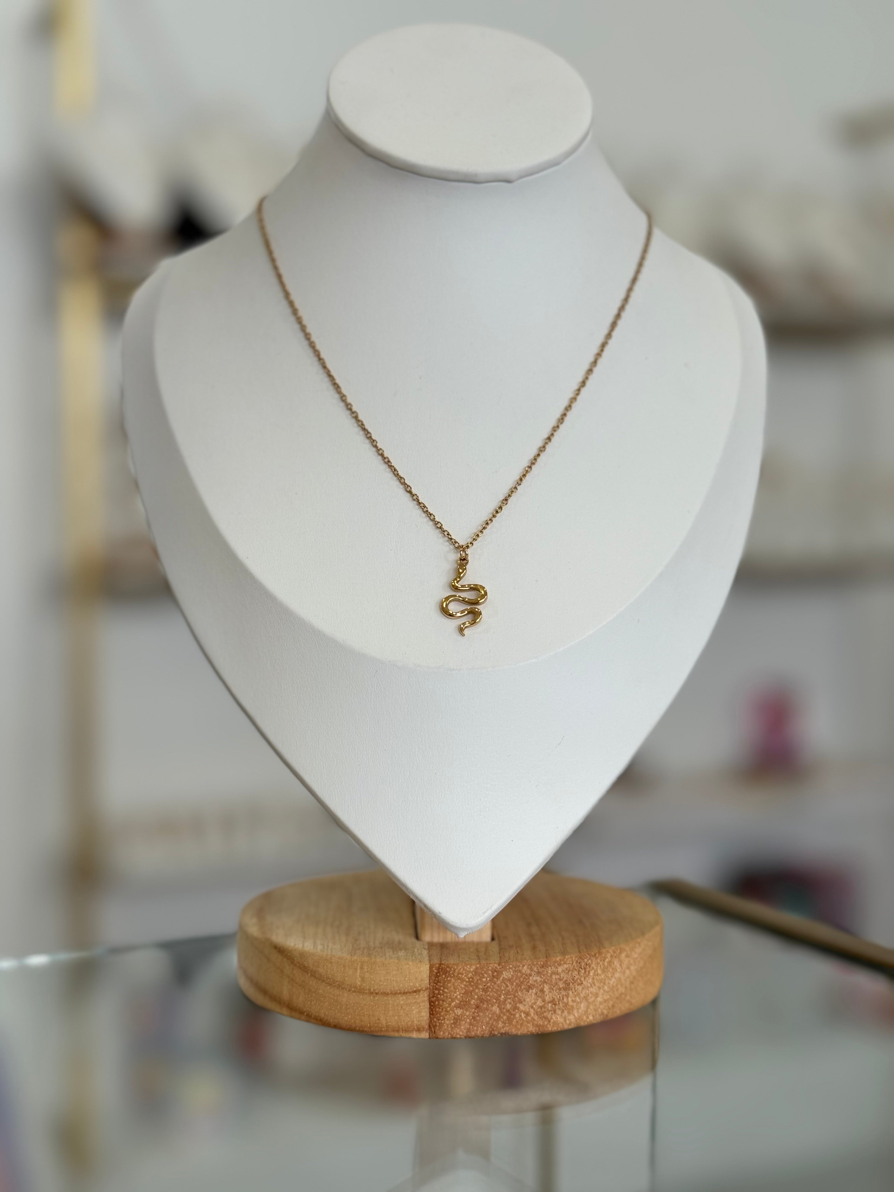 Collar dorado con dije de serpiente - collares Mundo Chic