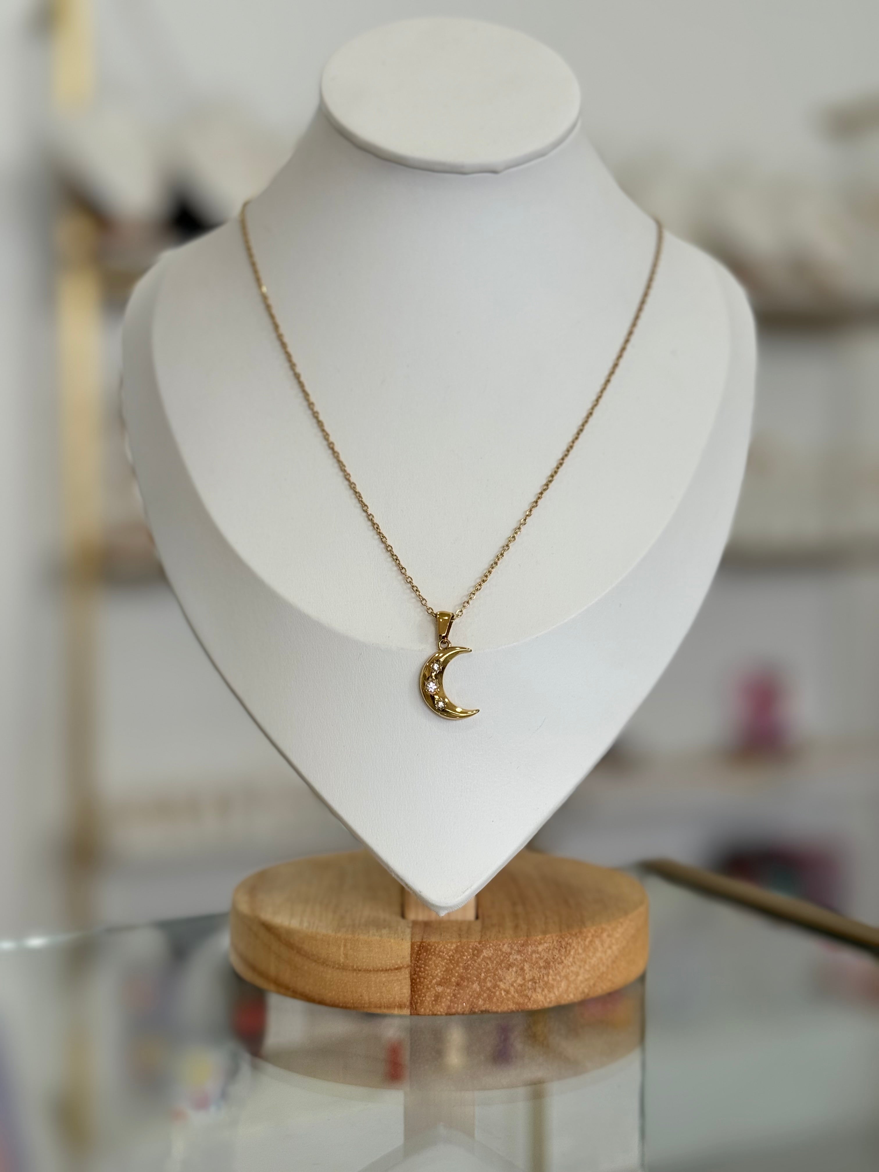 Collar dorado con dije de luna con zirconias - collares Mundo Chic