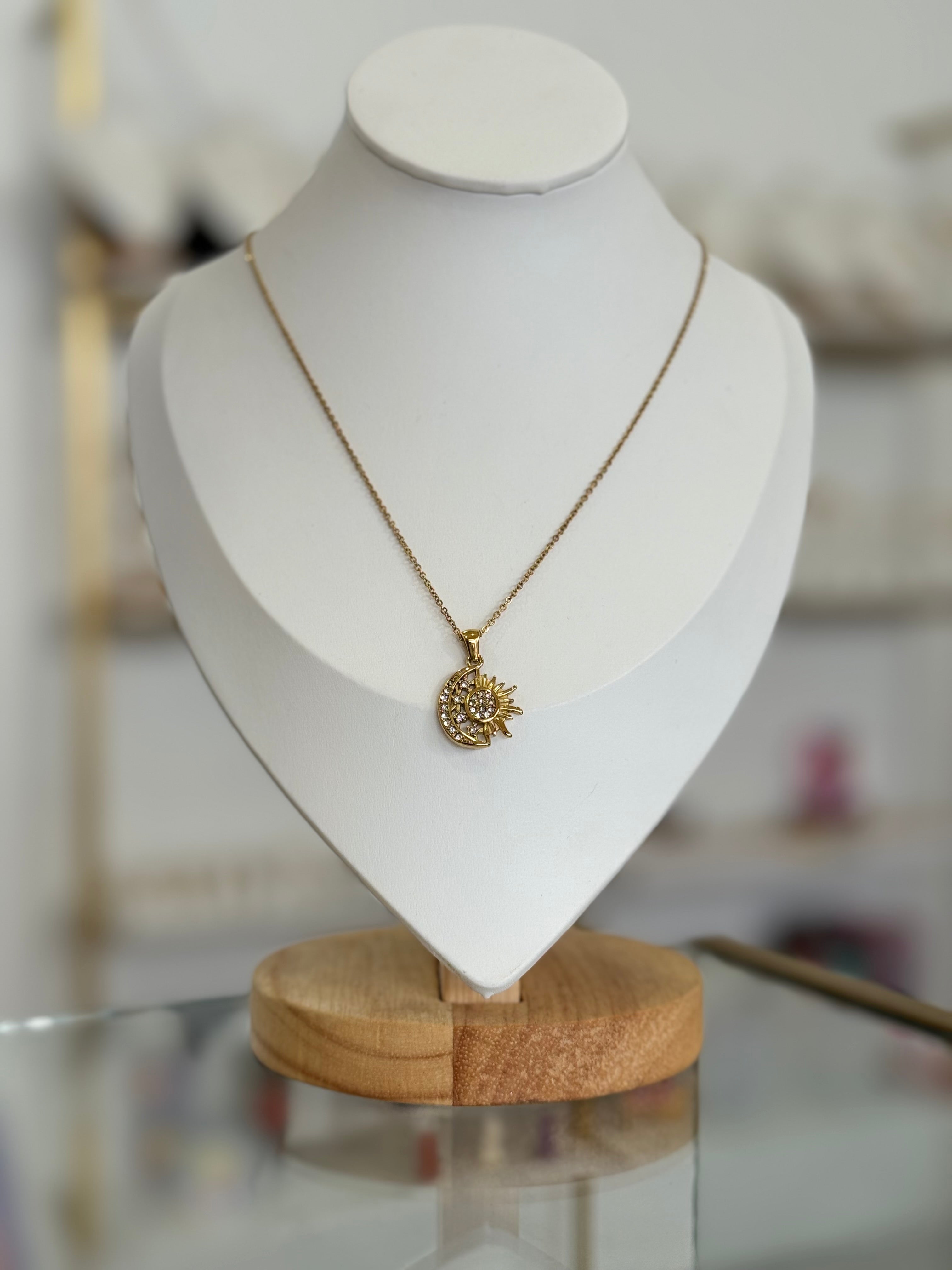 Collar dorado con dije de sol y luna - collares Mundo Chic