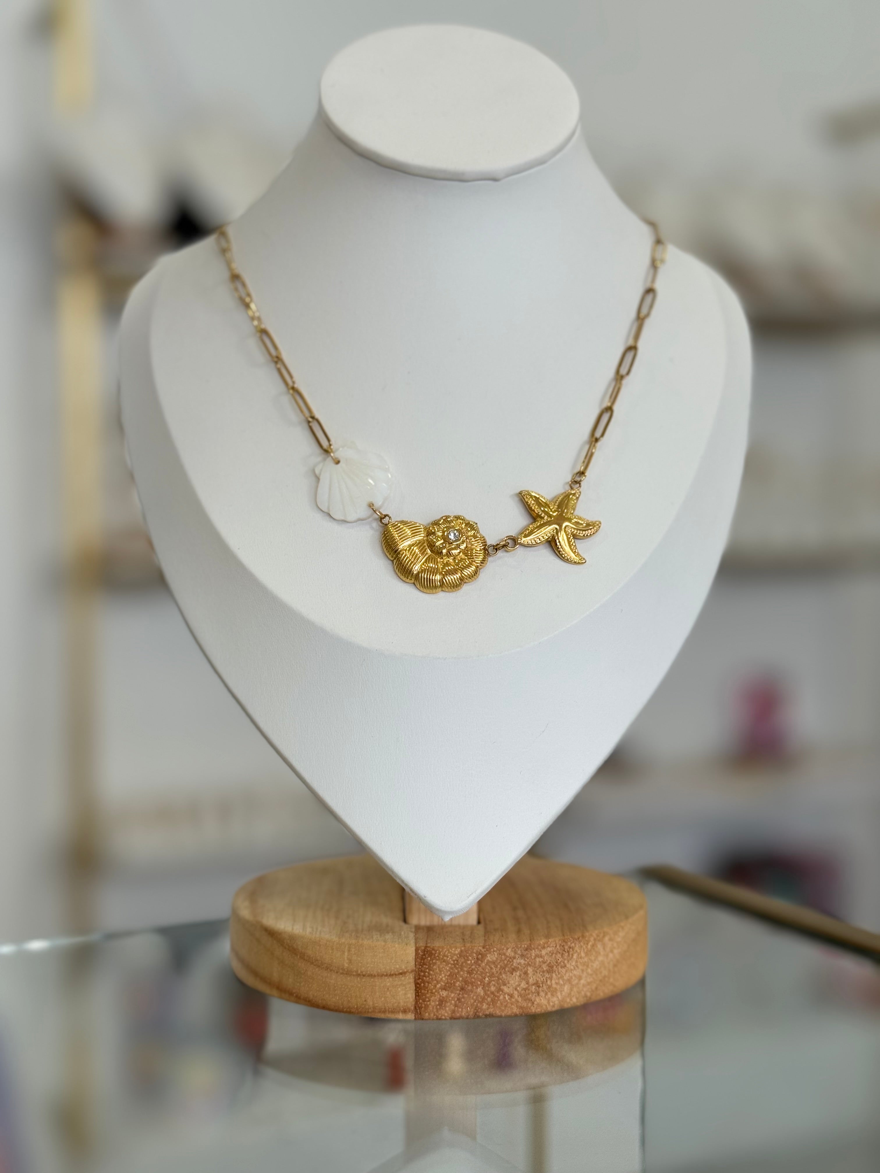 Collar dorado con dijes grandes de estrella y conchas - collares Mundo Chic