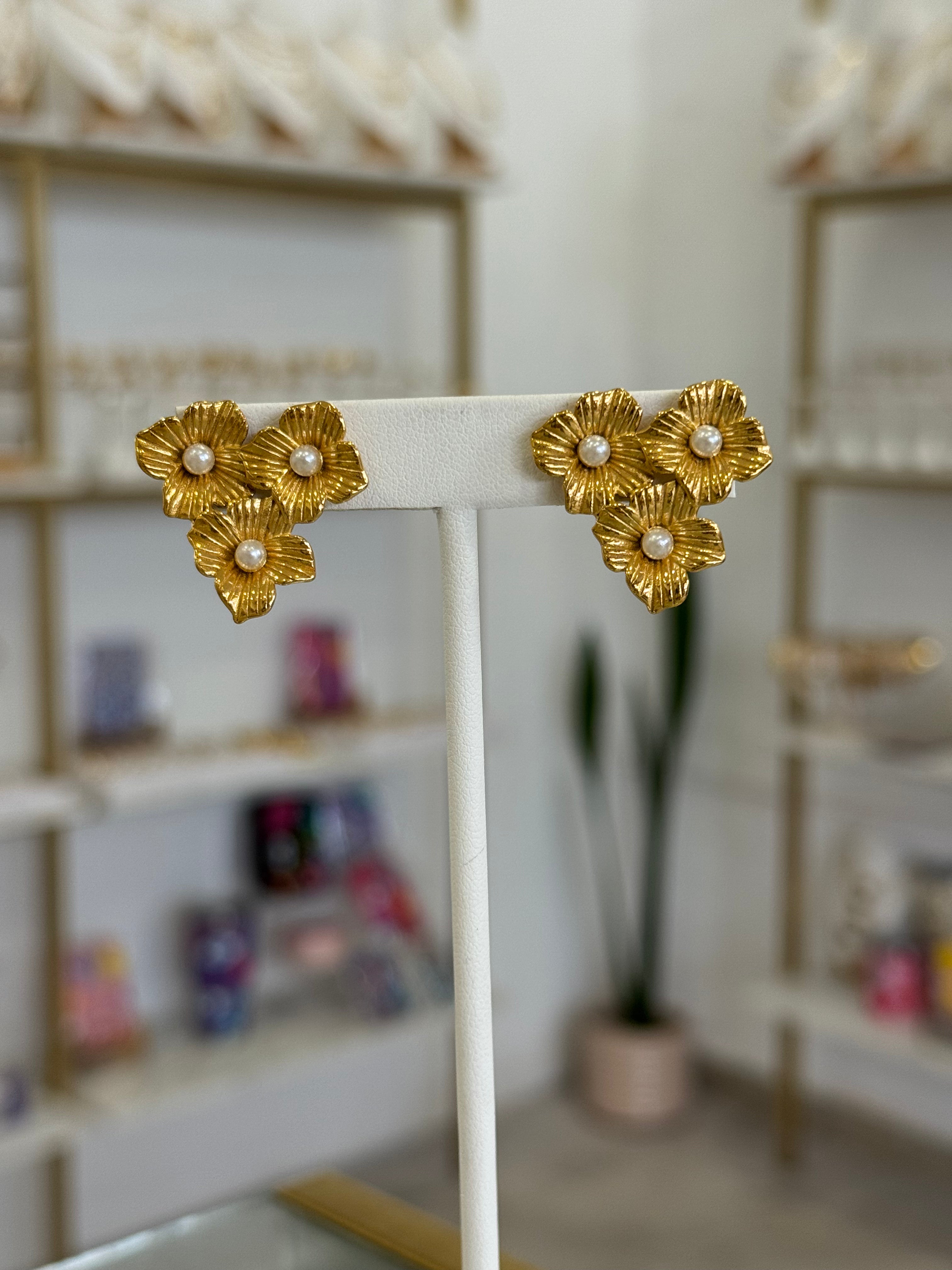 Aretes Flores Hawaianas Perlas Dorados Tropical Mujer - aretes Mundo Chic