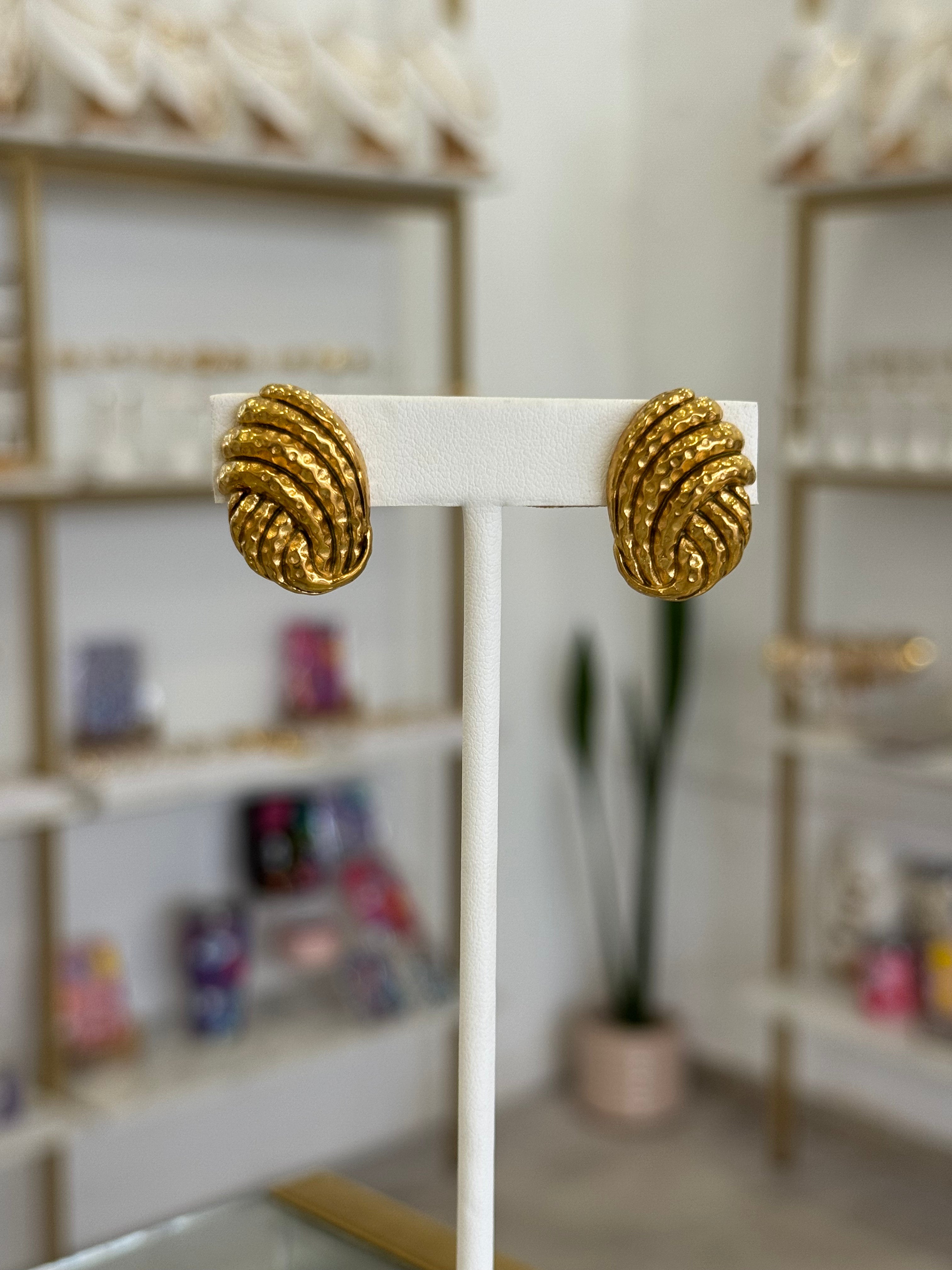 Aretes Cúpula Chunky Dorados Bold Statement Acero - aretes Mundo Chic