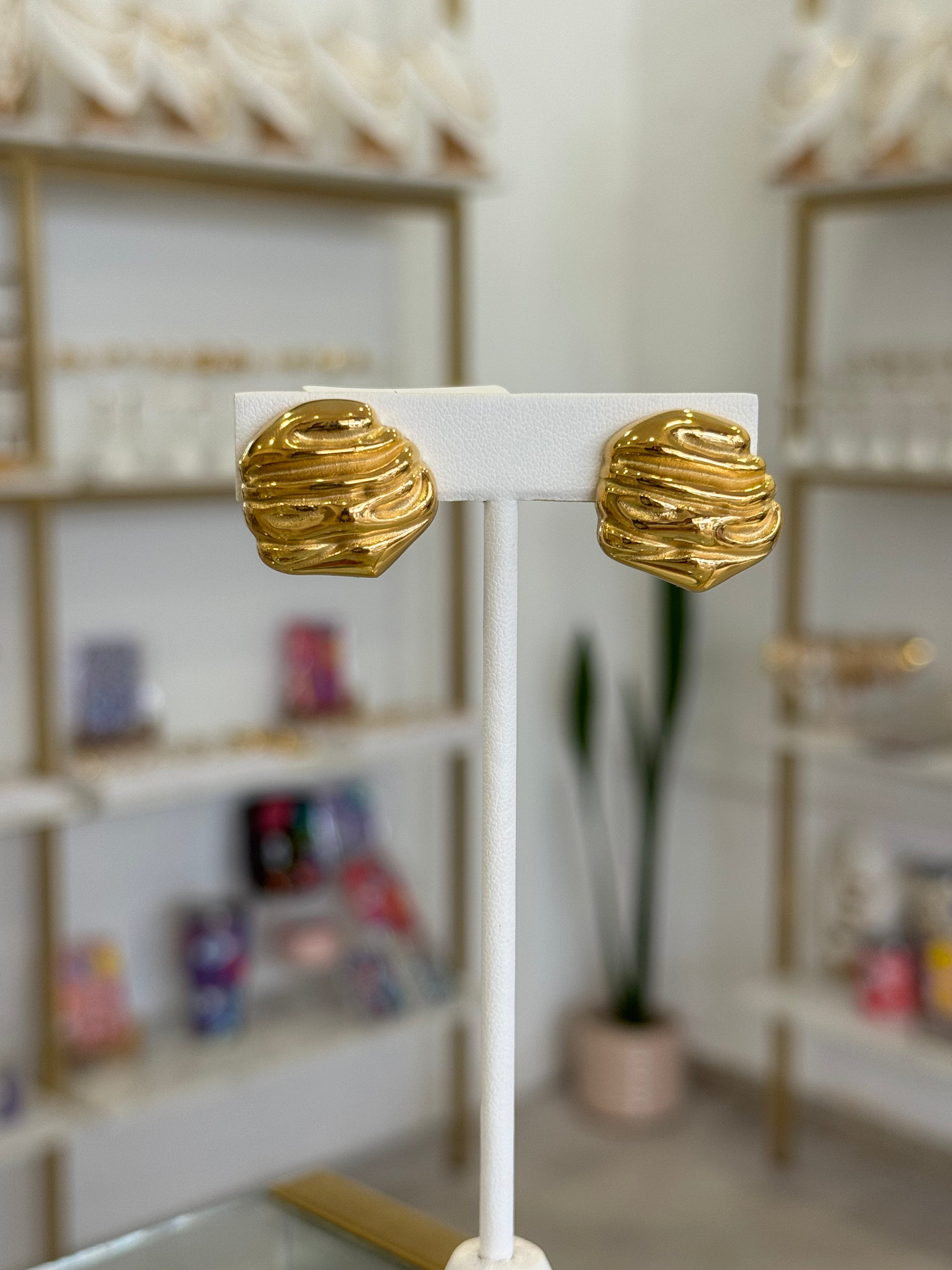 Aretes chunky midi con textura, Baño de oro 18k - aretes Mundo Chic