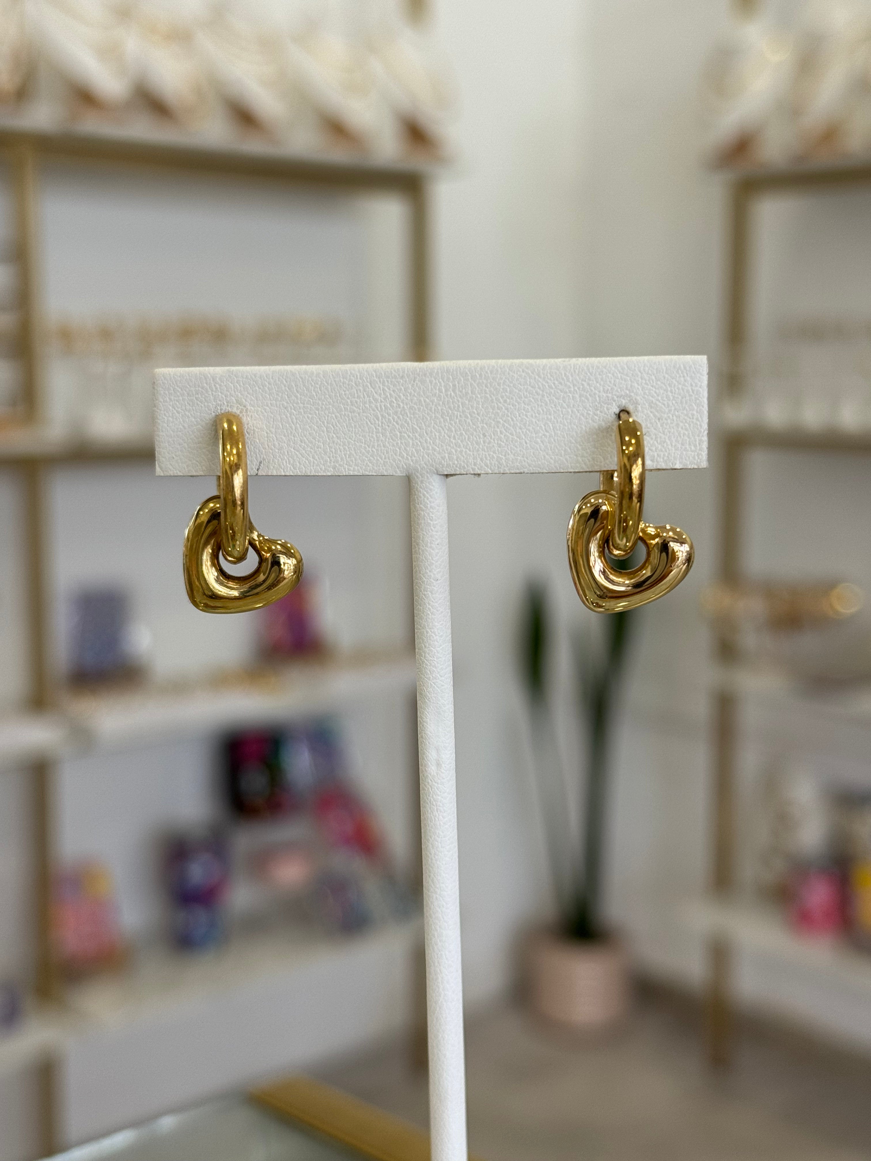 Aretes Corazón Chunky Dorados Bold Statement Acero - aretes Mundo Chic