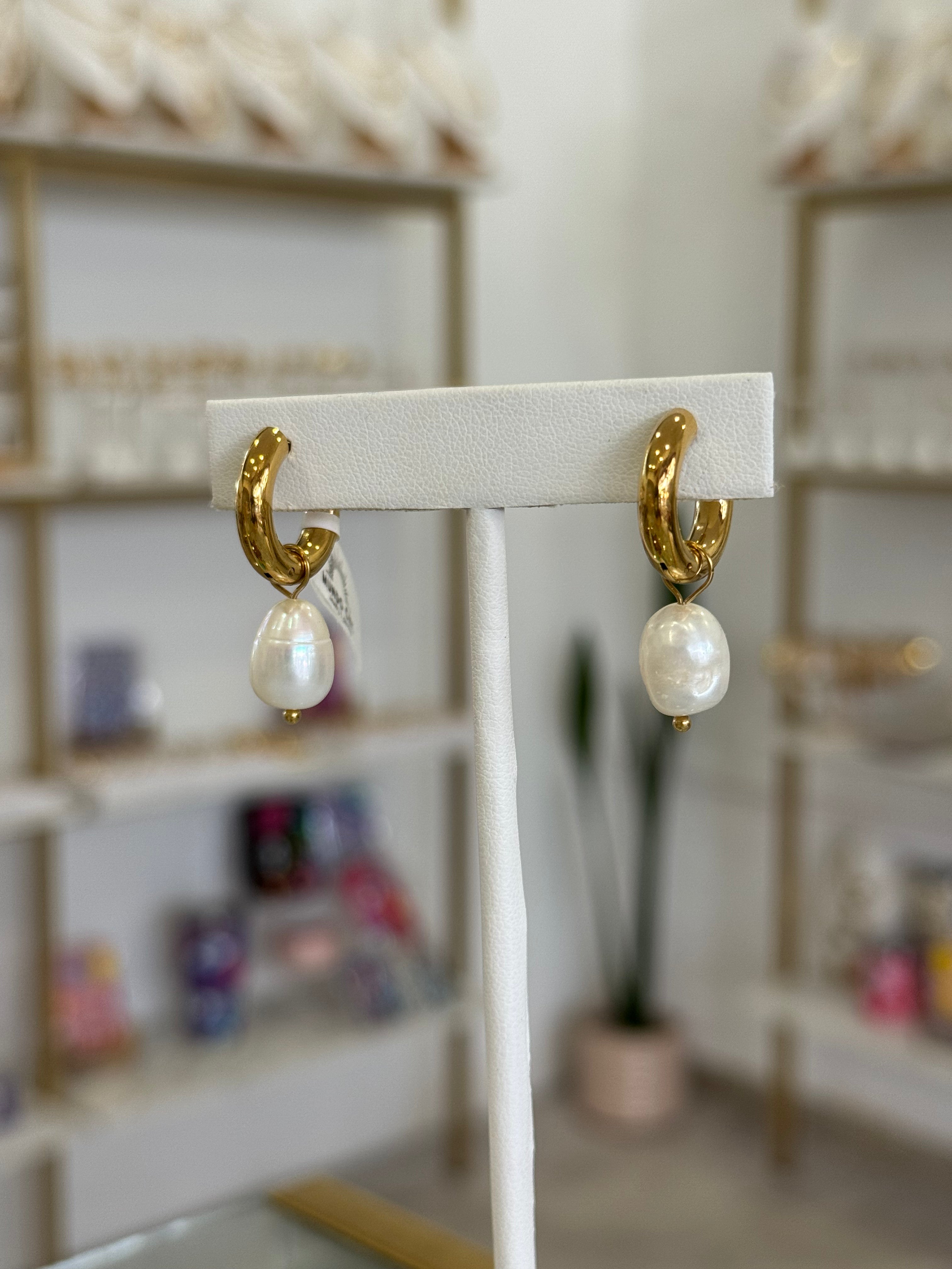 Aretes French Style Perla Dorados Clásicos Elegantes - aretes Mundo Chic