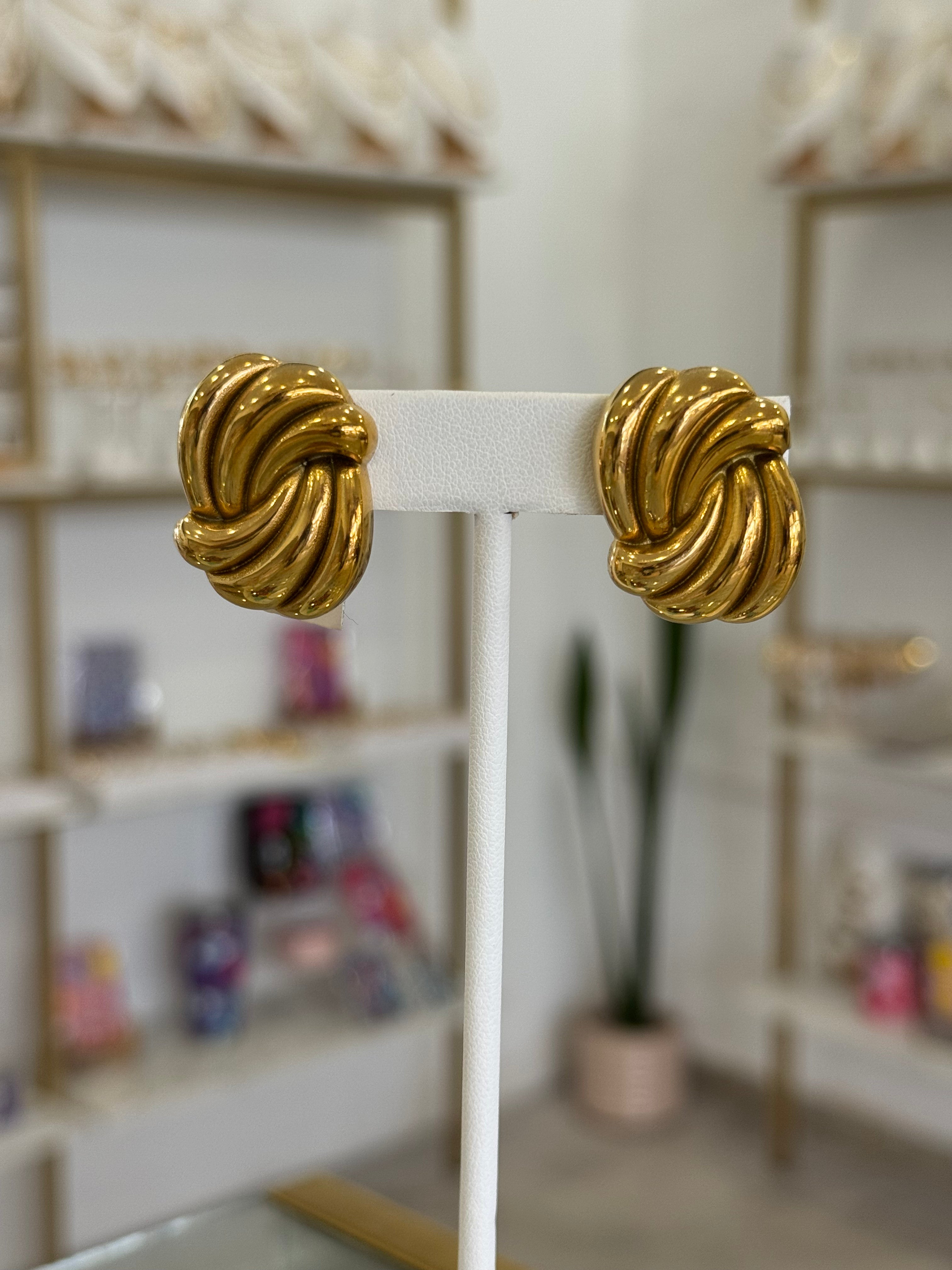 Aretes Nudo Dorados Minimalistas Elegantes Baño Oro - aretes Mundo Chic