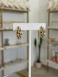 Aretes tipo gota con perlitas incrustadas. Dorados acero Inoxidable - aretes Mundo Chic