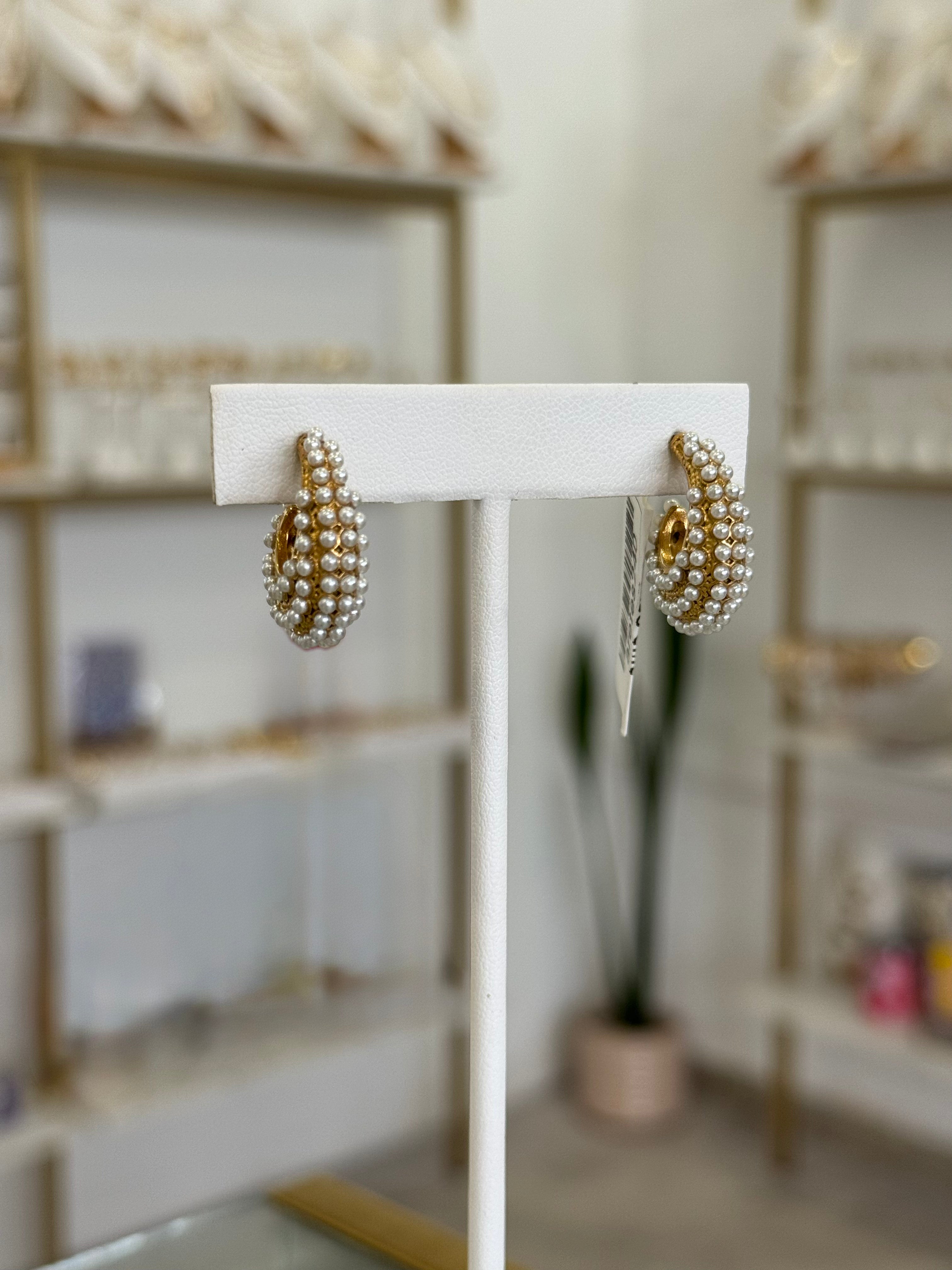 Aretes tipo gota con perlitas incrustadas. Dorados acero Inoxidable - aretes Mundo Chic