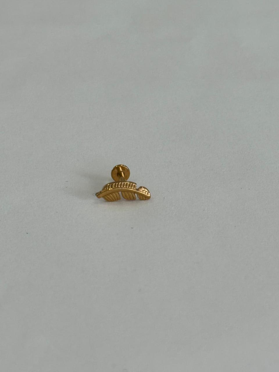 Hojita larga dorada. Piercing labret de acero quirúrgico 316L - piercings Mundo Chic