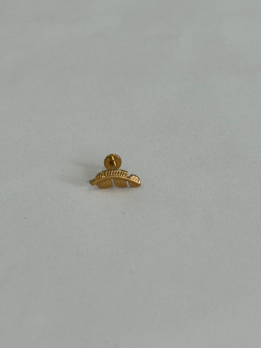 Hojita larga dorada. Piercing labret de acero quirúrgico 316L - piercings Mundo Chic