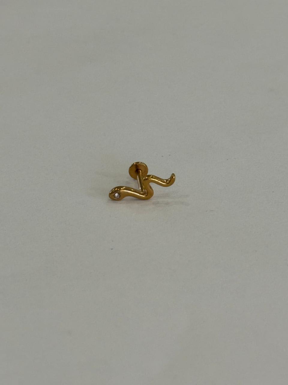 Serpiente dorada. Piercing labret de acero quirúrgico 316L - piercings Mundo Chic