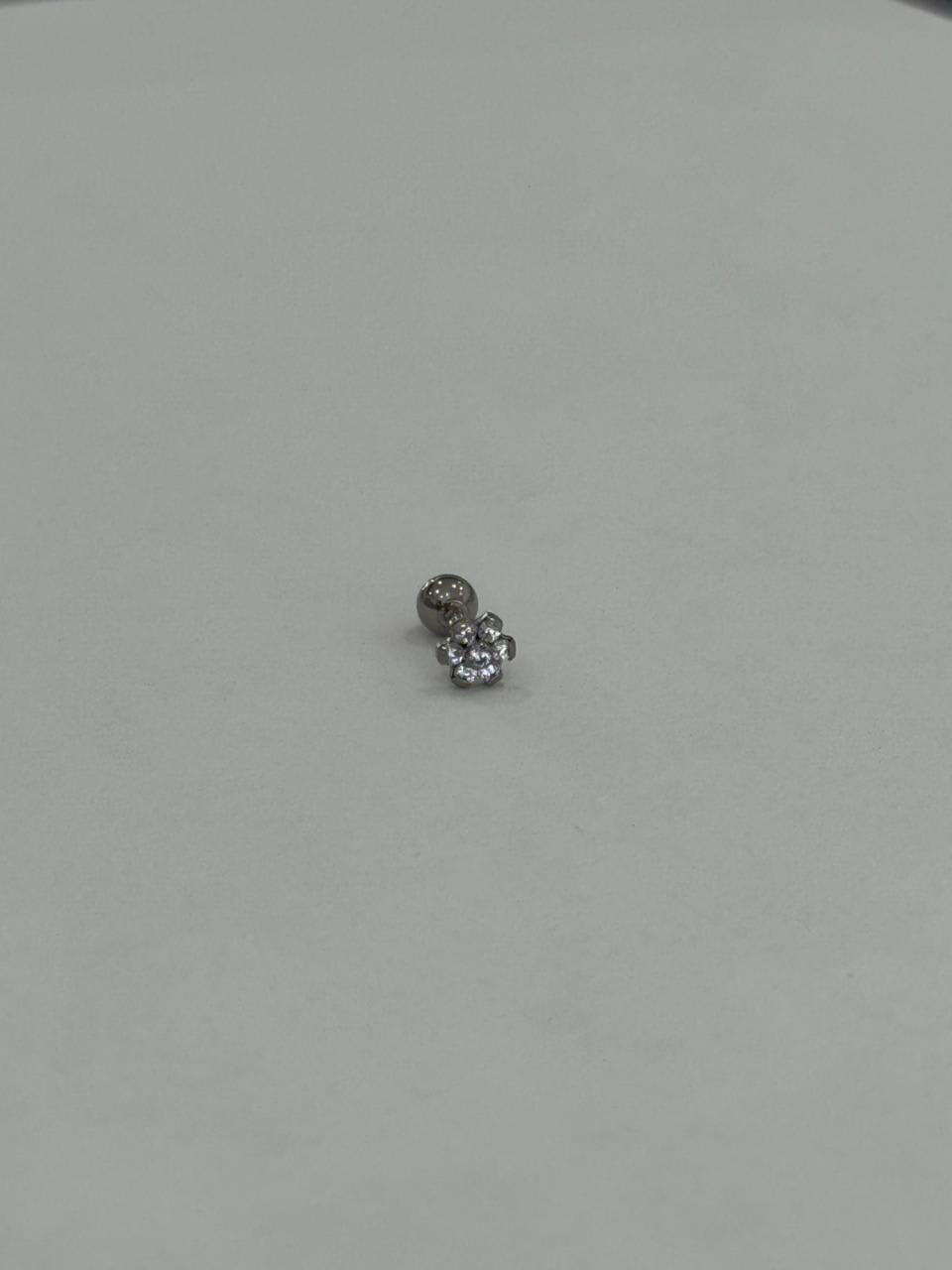 Flor plateada con zirconias. Piercing de acero quirúrgico 316L - piercings Mundo Chic
