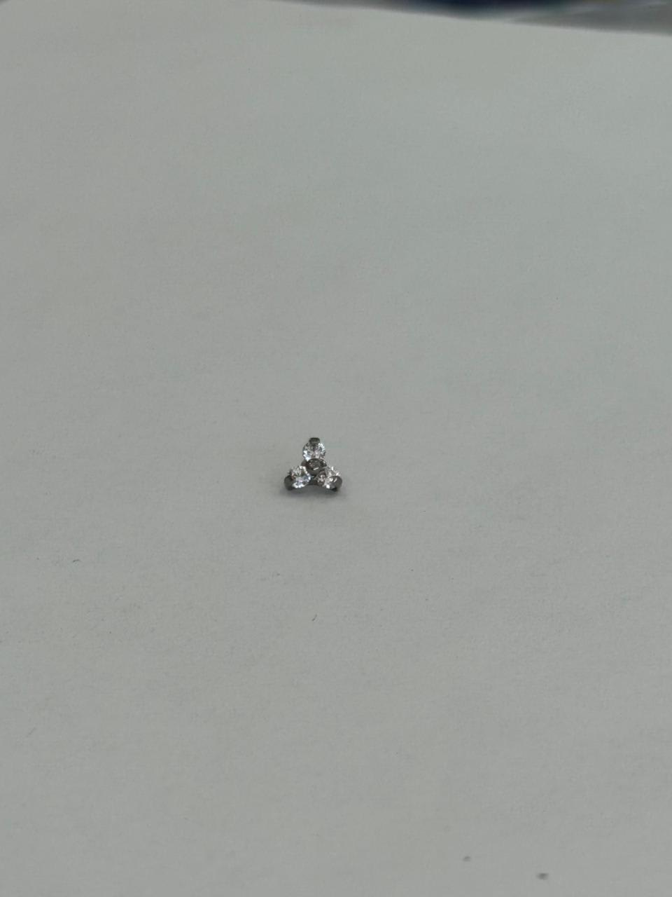 Trebol plateado 3 zirconias. Piercing de acero quirúrgico 316L - piercings Mundo Chic