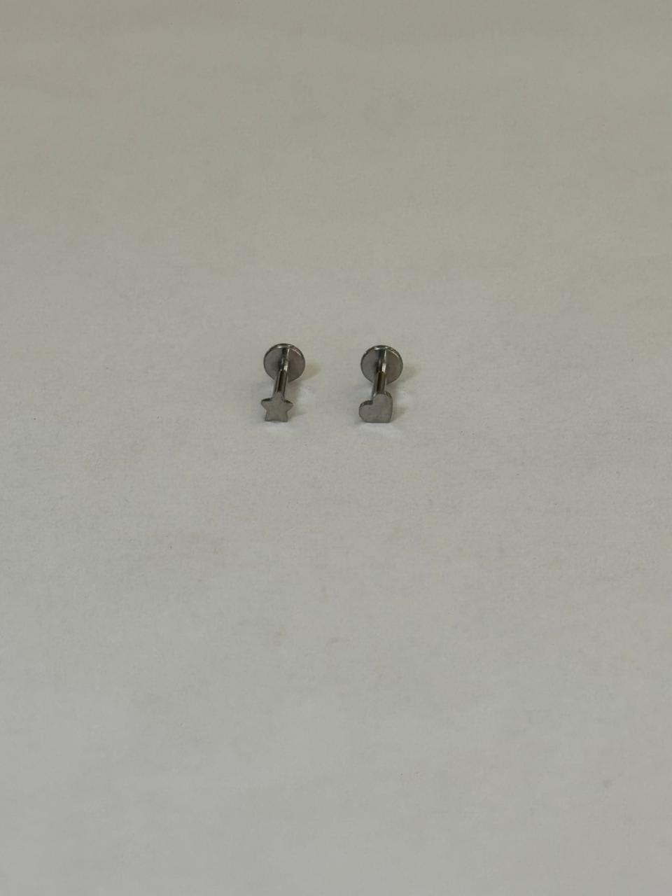 Estrella o corazón plateado. Piercing labret de acero quirúrgico 316L - piercings Mundo Chic