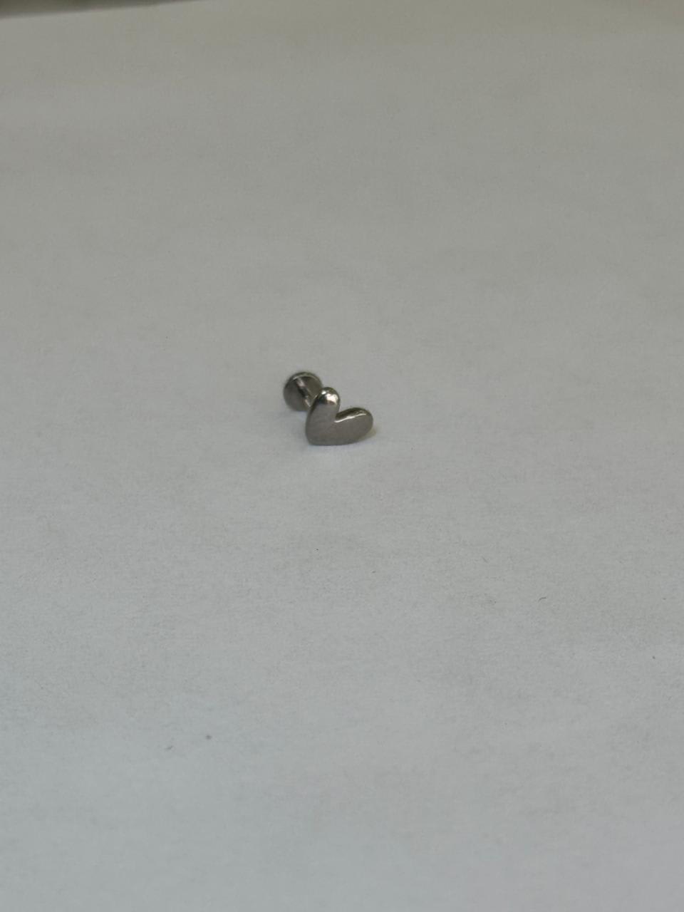 Corazon desigual plateado. Piercing labret de acero quirúrgico 316L - piercings Mundo Chic