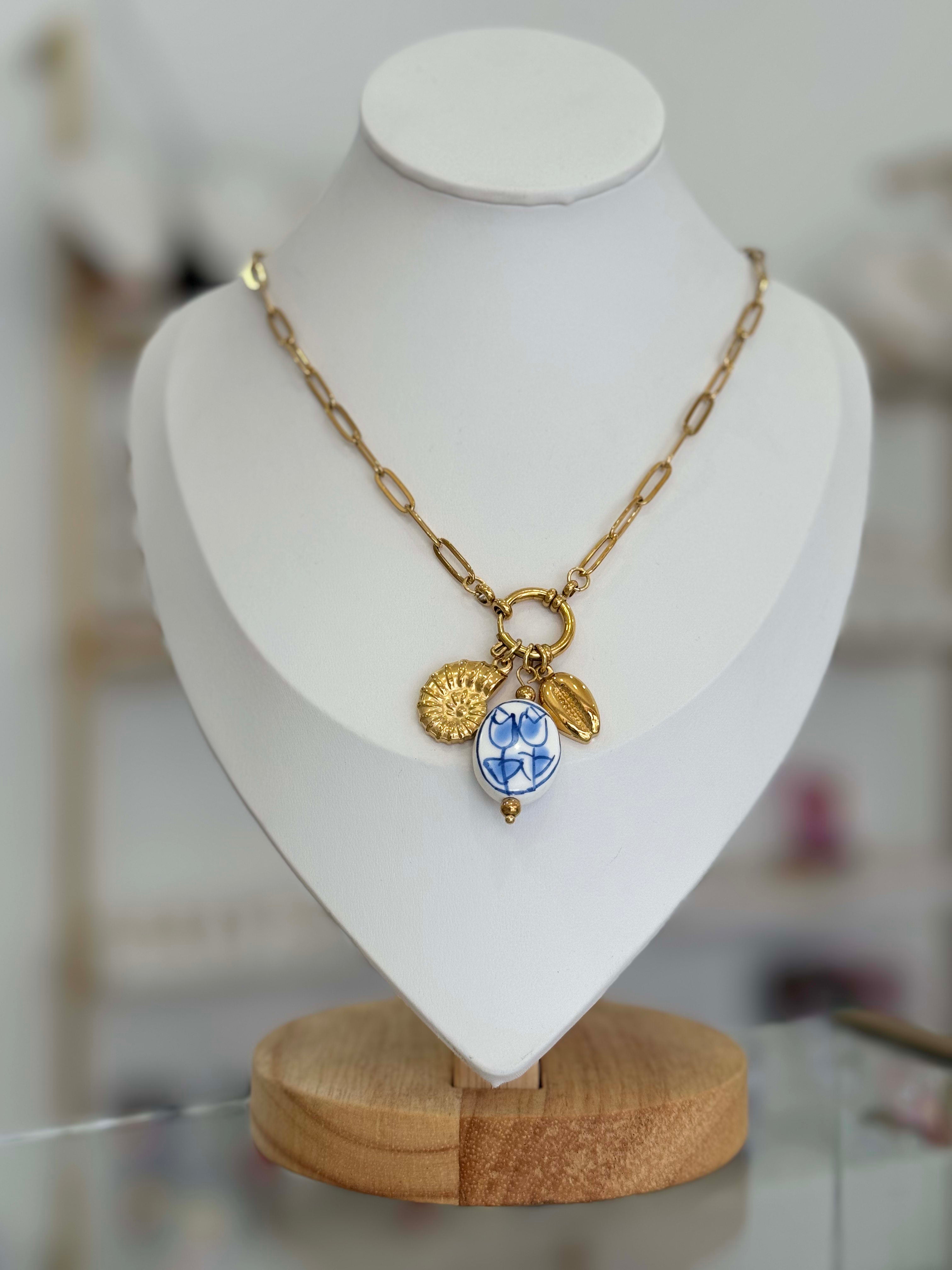 Collar dijes caracol, flor pintada y conchita de mar. - collares Mundo Chic